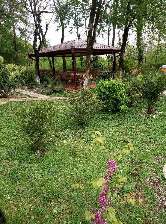 Guest House Danelia Martvili Bagian luar foto