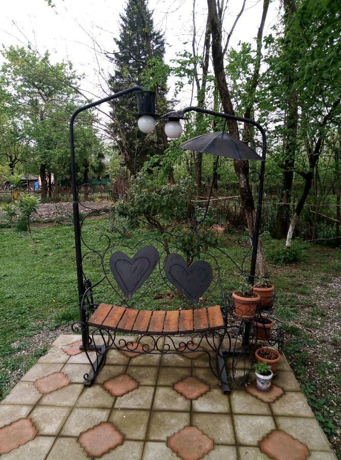 Guest House Danelia Martvili Bagian luar foto